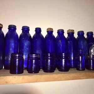 Antique kolbalt med bottles and vintage vicks jars